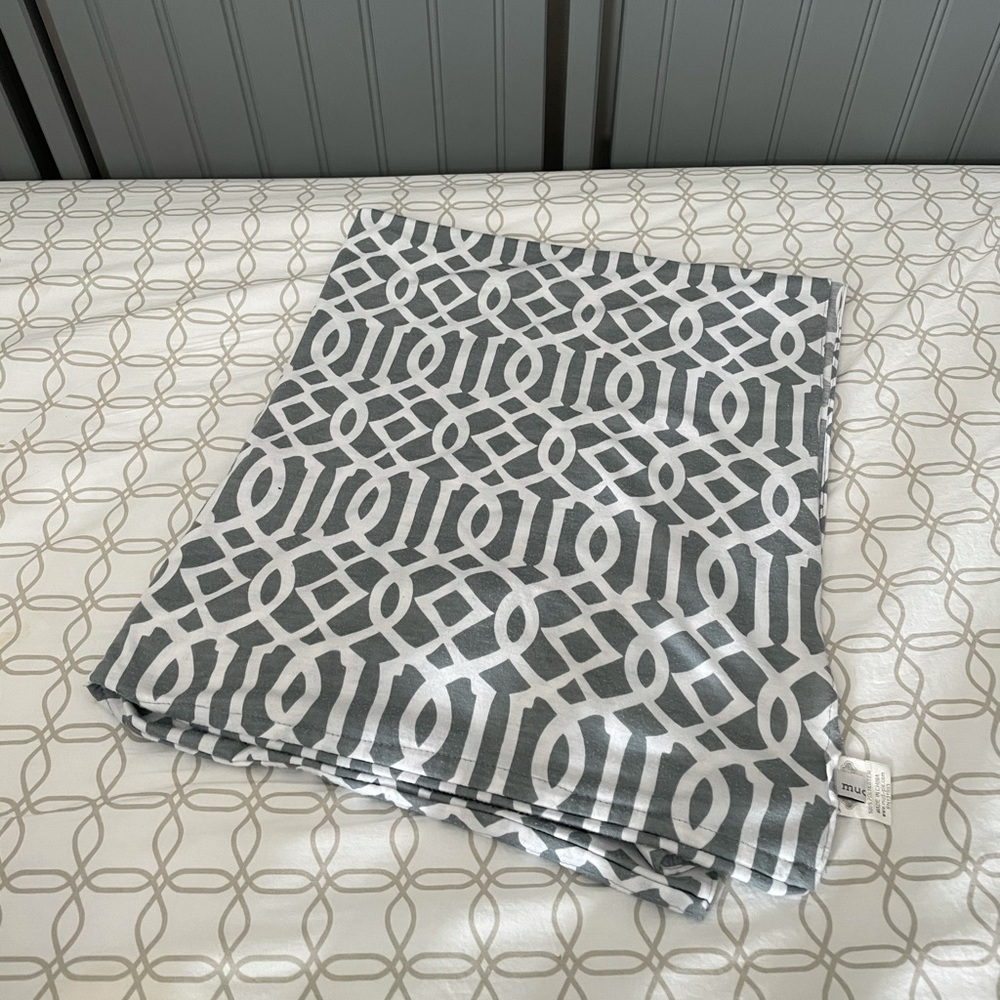 Mud Pie nursing cover/scarf in grey/white